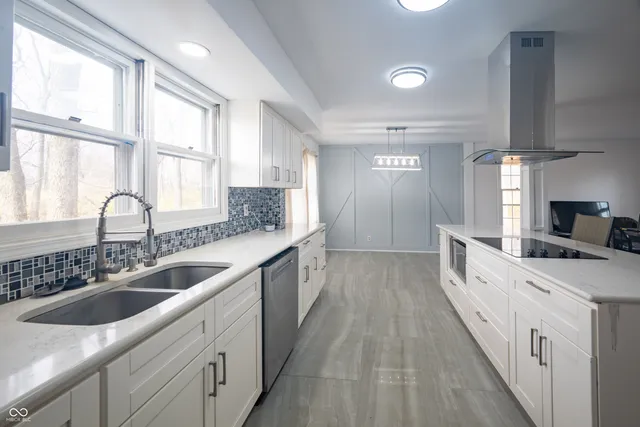 $995,000 | 8404 Oaklandon Road, Indianapolis, IN 46236