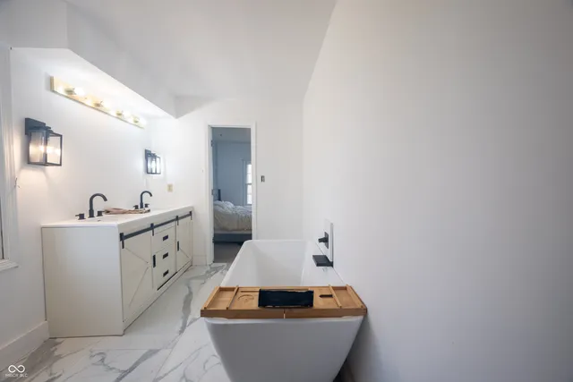 $995,000 | 8404 Oaklandon Road, Indianapolis, IN 46236