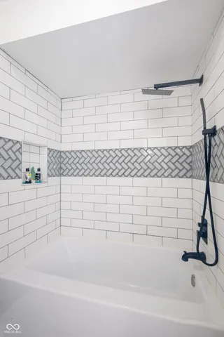 $995,000 | 8404 Oaklandon Road, Indianapolis, IN 46236