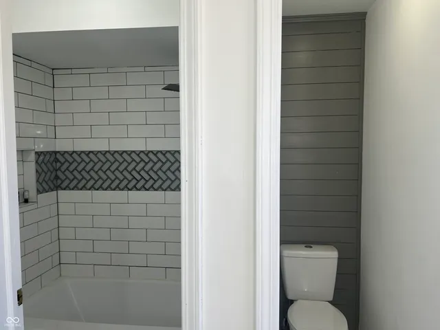 $995,000 | 8404 Oaklandon Road, Indianapolis, IN 46236