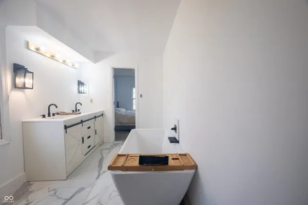 $890,000 | 8404 Oaklandon Road, Indianapolis, IN 46236