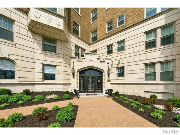 $395,000 | 625 South Skinker Boulevard, Unit 1702, St. Louis, MO 63105
