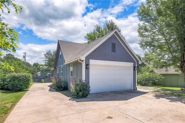 $389,900 | 405 17th Avenue South, Greenwood, MO 64034