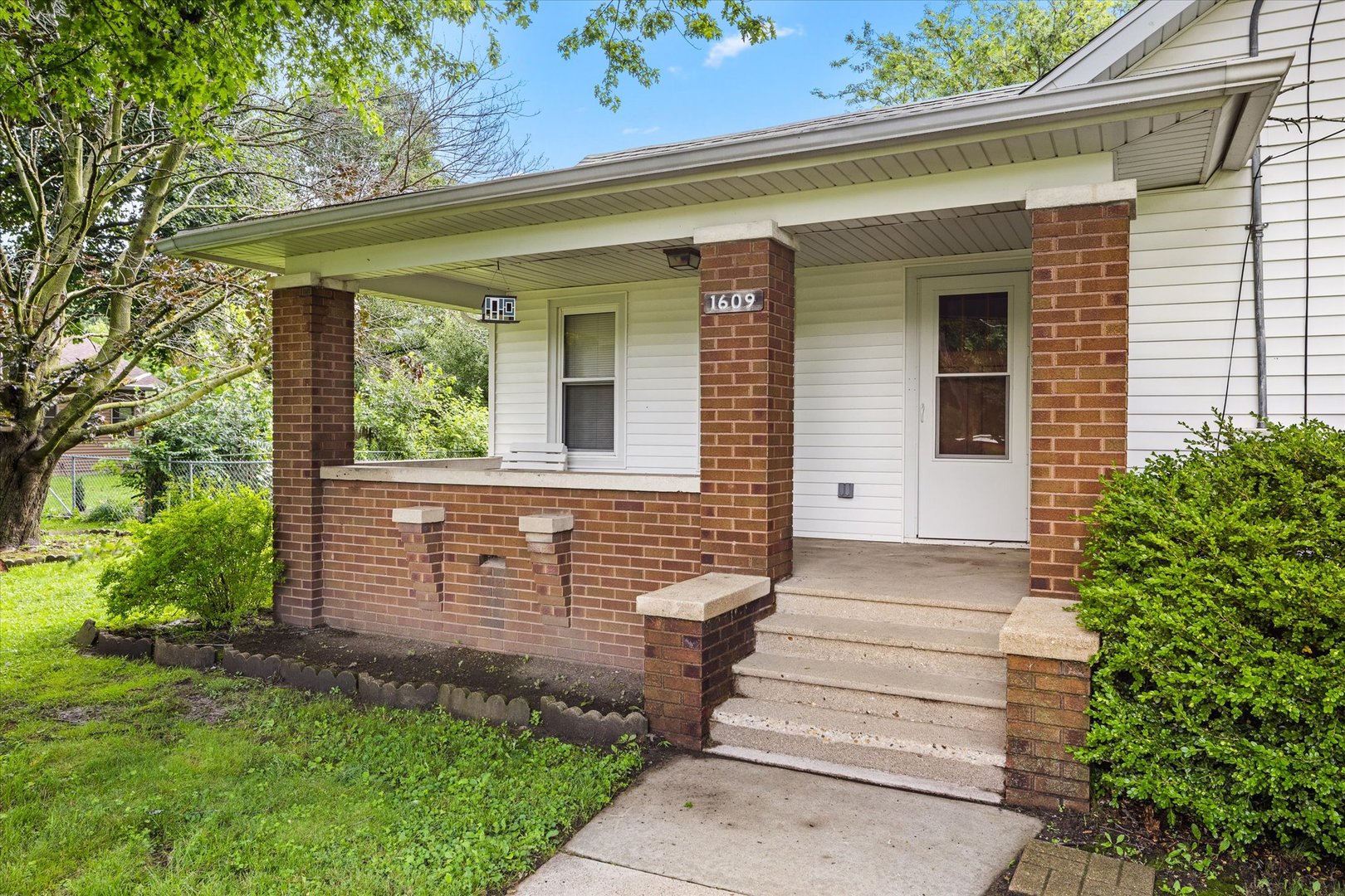 1609 Hawthorne Road Streator, IL 61364 - Photo 3 of 36