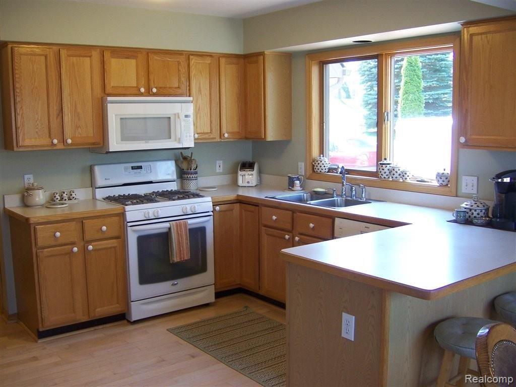 6797 West Ridge Drive Brighton, MI 48116 - Photo 2 of 18 100_6138.JPG