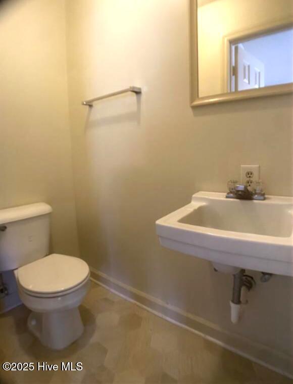 6000 River Road, Unit 20 Washington, NC 27889 - Photo 4 of 14 04 Downstairs half bath