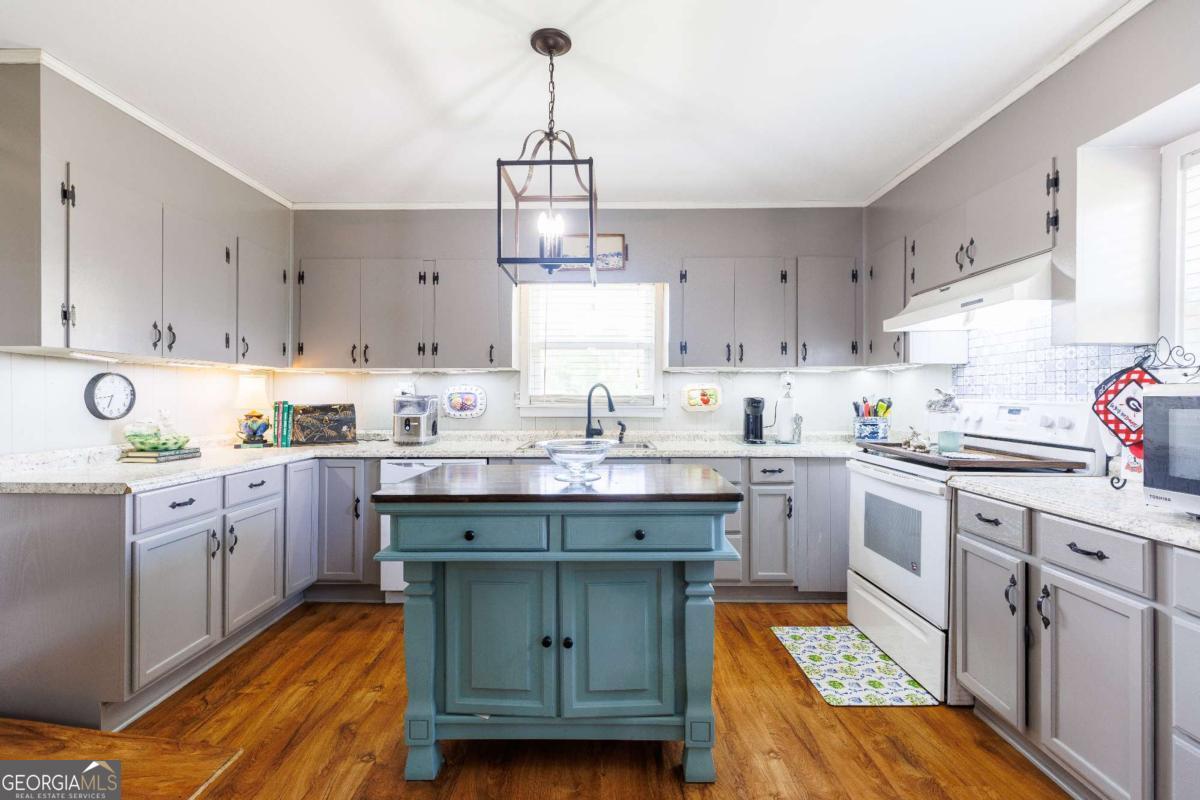 187 Jefferson Road Adel, GA 31620 - Photo 11 of 43 New kitchen appliances were added in 2018.