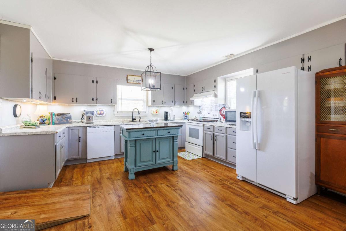 187 Jefferson Road Adel, GA 31620 - Photo 10 of 43 New kitchen appliances were added in 2018.