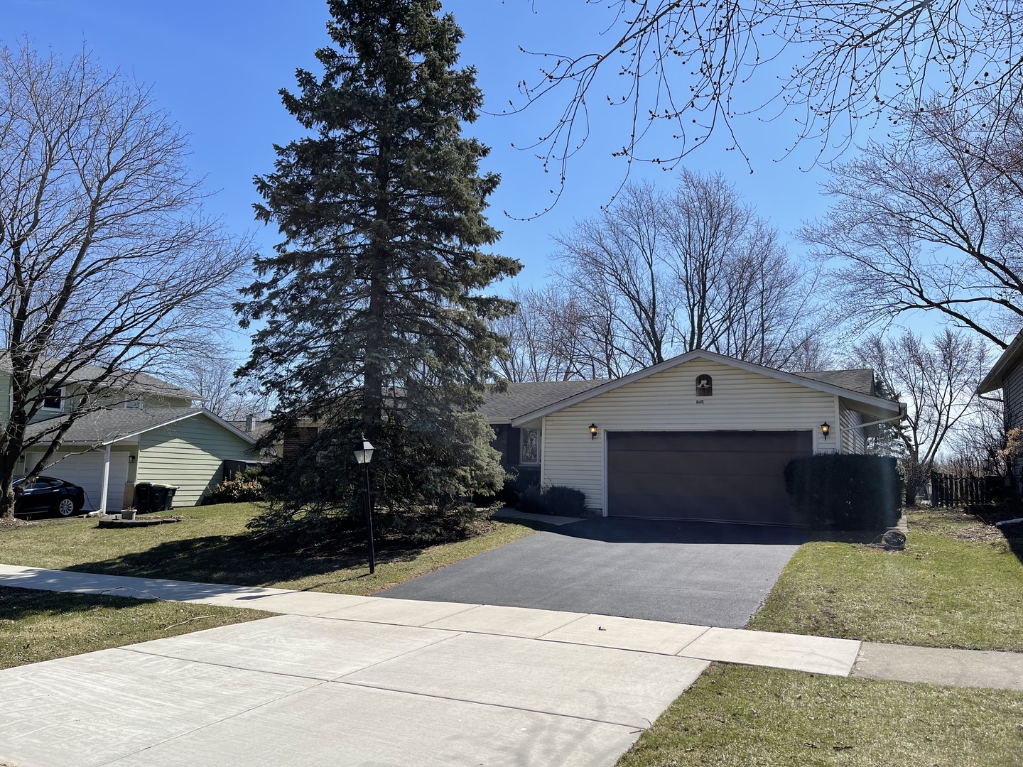 845 Freeman Road Hoffman Estates, IL 60192 - Photo 3 of 5 a front view of a house with a yard