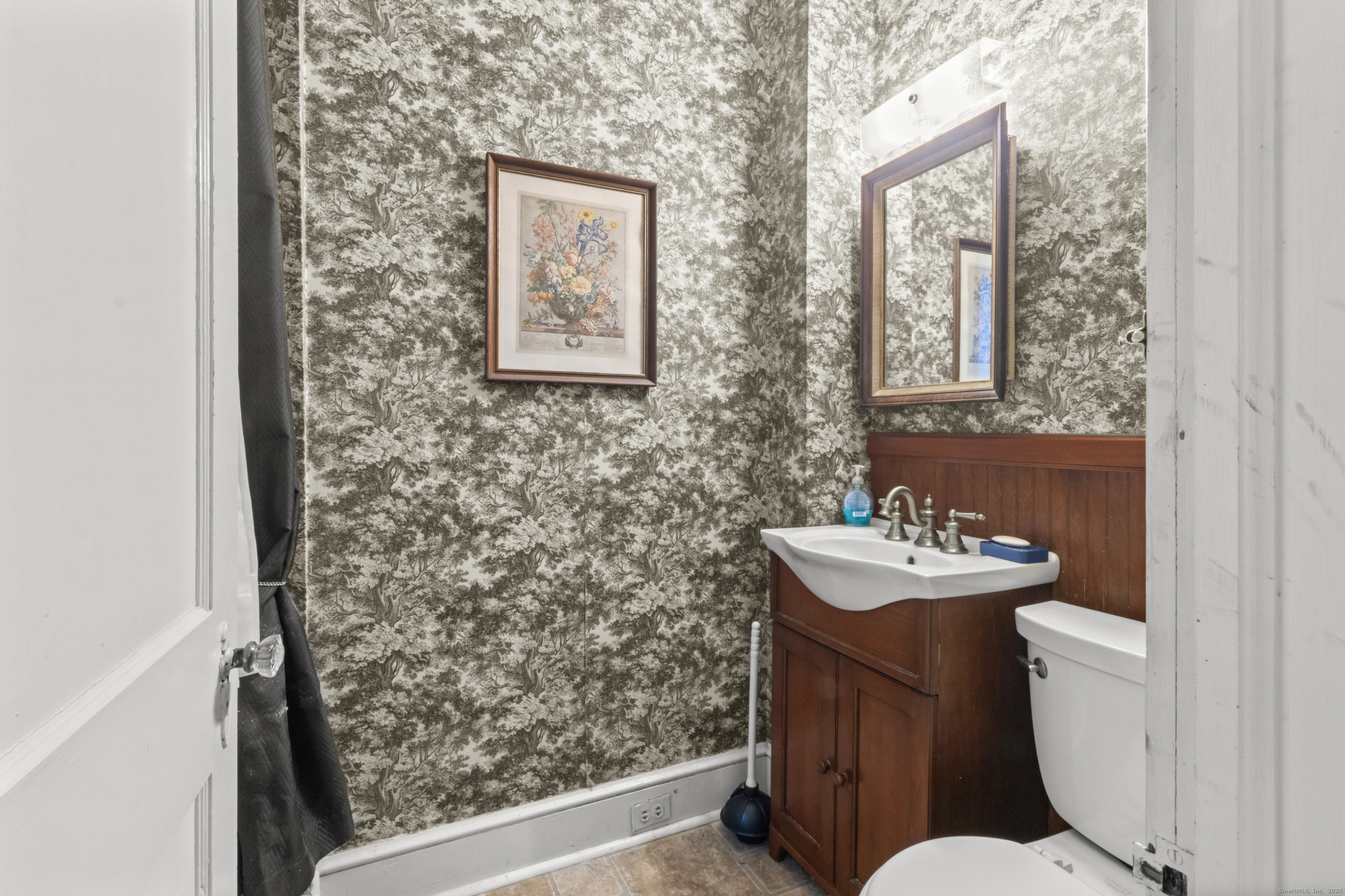 179 Verna Hill Road Fairfield, CT 06824 - Photo 15 of 36 a bathroom with a toilet sink and mirror