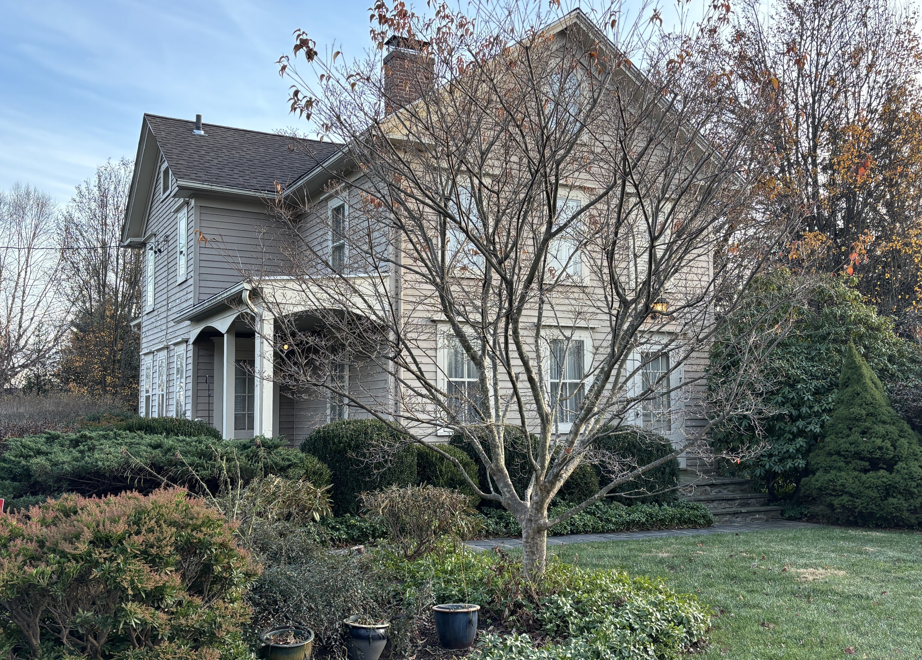 179 Verna Hill Road Fairfield, CT 06824 - Photo 2 of 36 a front view of a house with garden