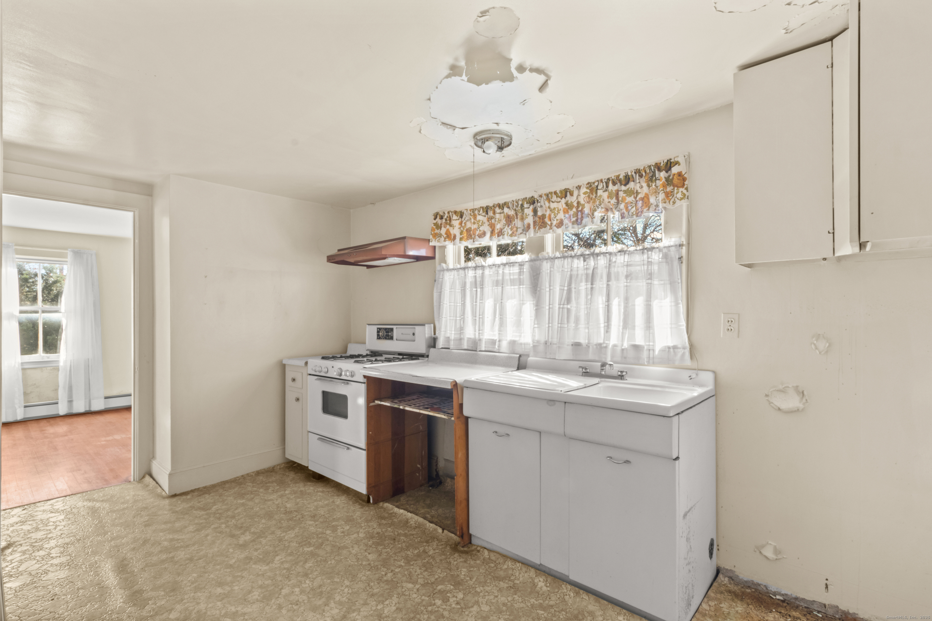 179 Verna Hill Road Fairfield, CT 06824 - Photo 21 of 36 a kitchen with a stove and a sink