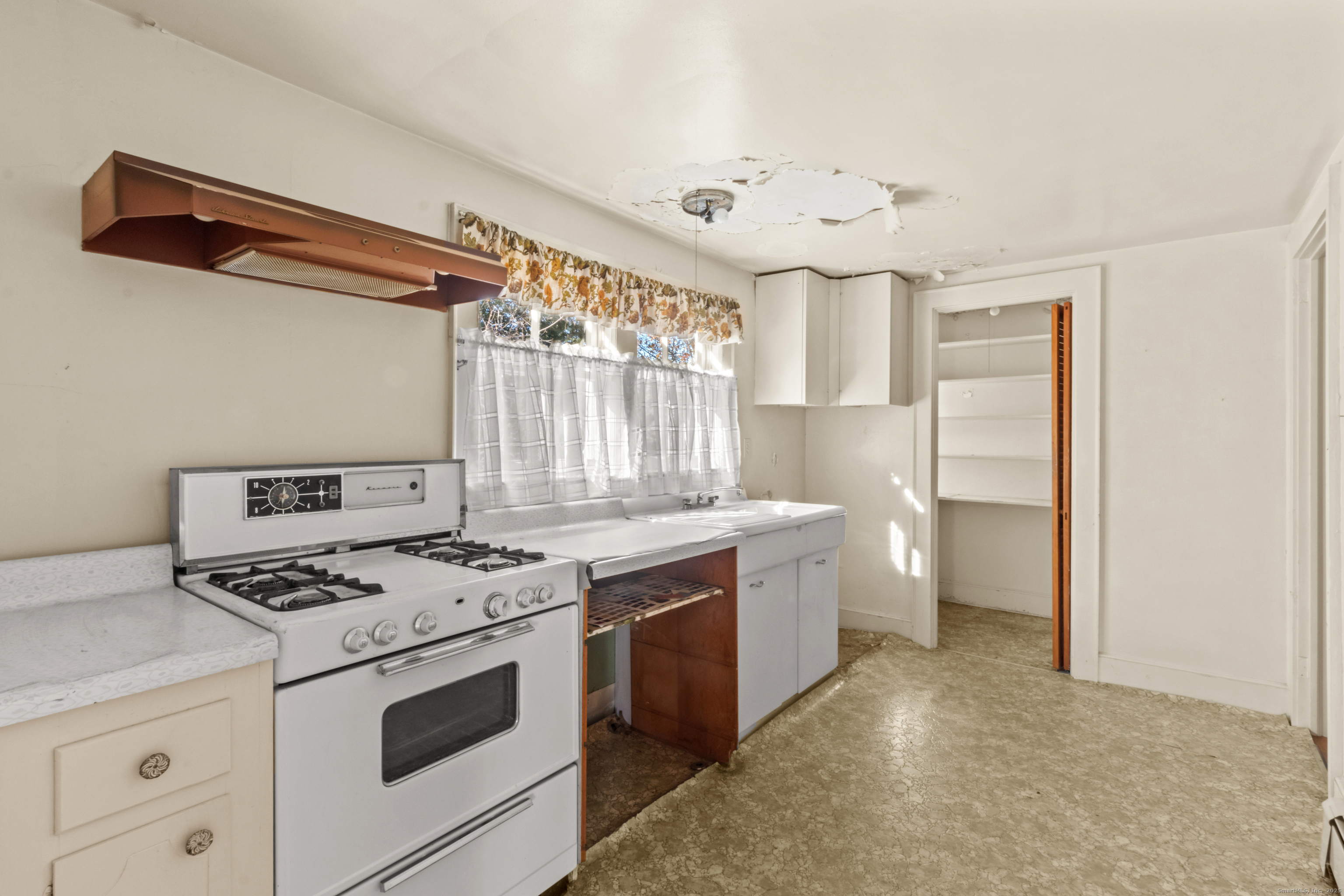 179 Verna Hill Road Fairfield, CT 06824 - Photo 22 of 36 a kitchen with a stove and a sink