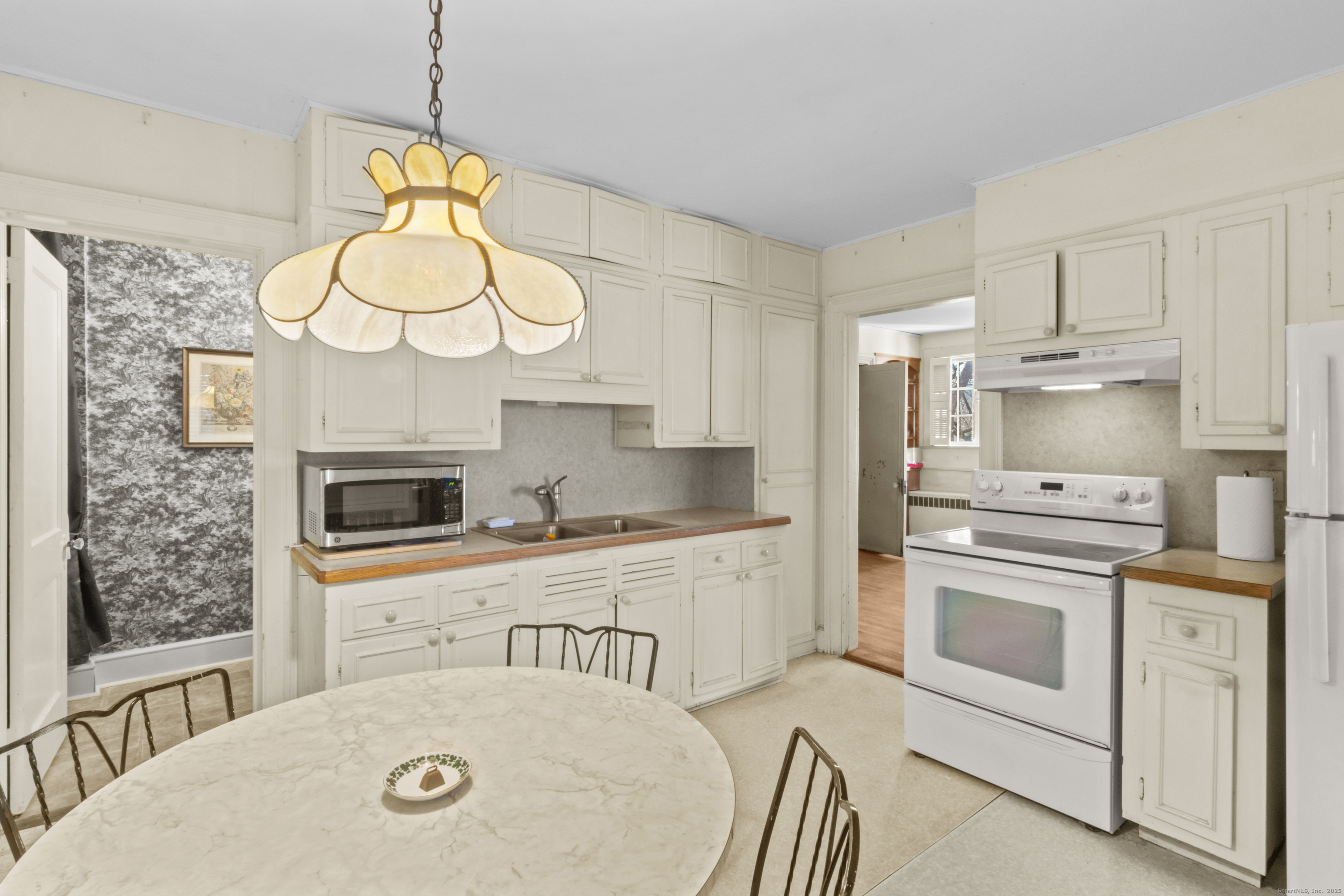 179 Verna Hill Road Fairfield, CT 06824 - Photo 10 of 36 a kitchen with cabinets and appliances