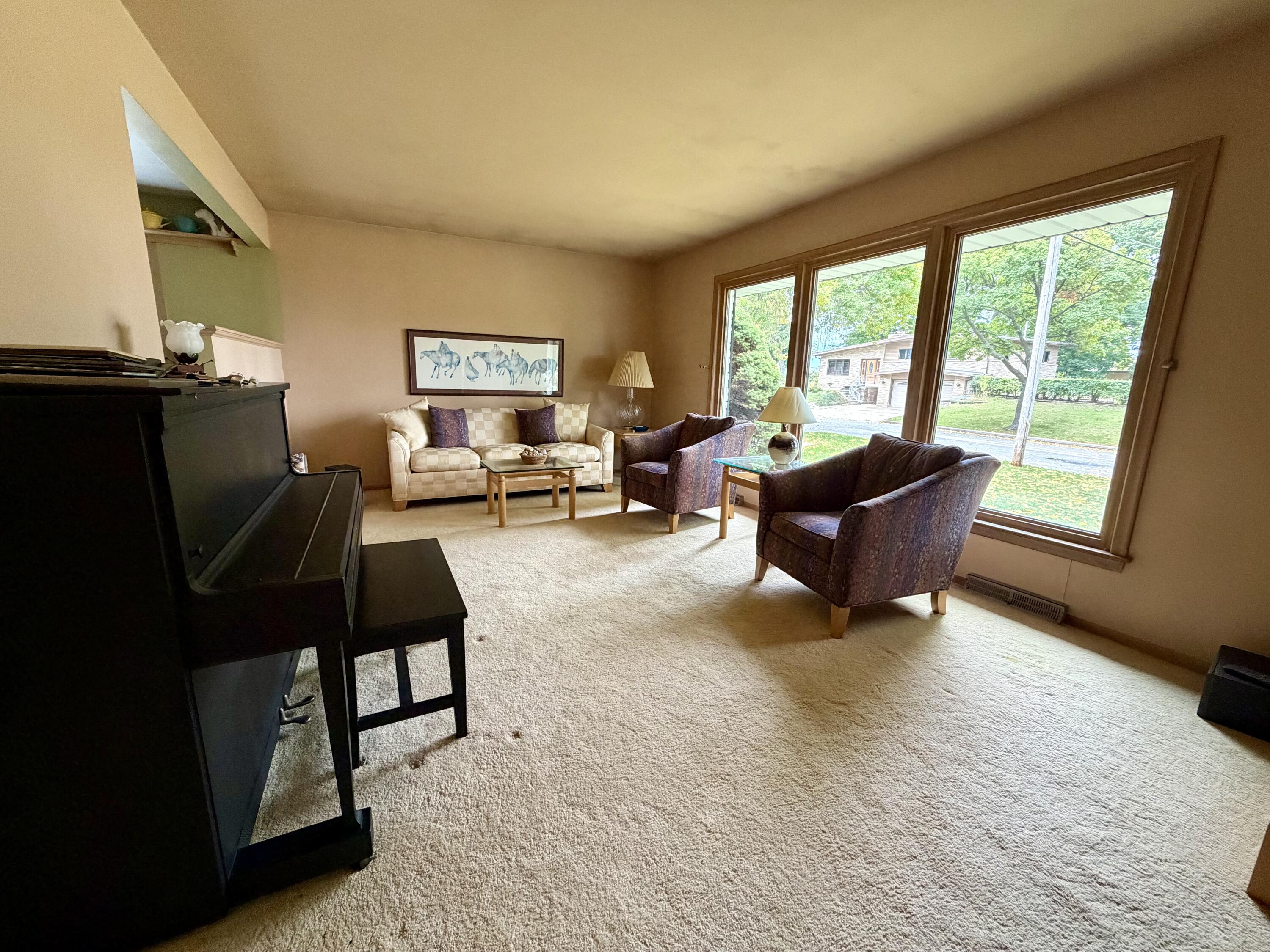 5219 South 7th Street Milwaukee, WI 53221 - Photo 4 of 15 Living