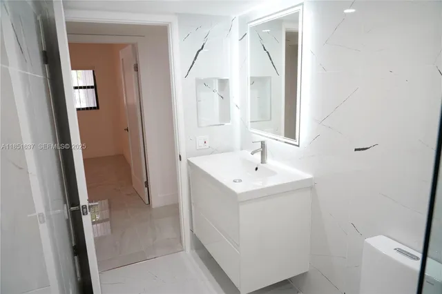 $355,000 | 510 West Park Drive, Unit 105, Miami, FL 33172