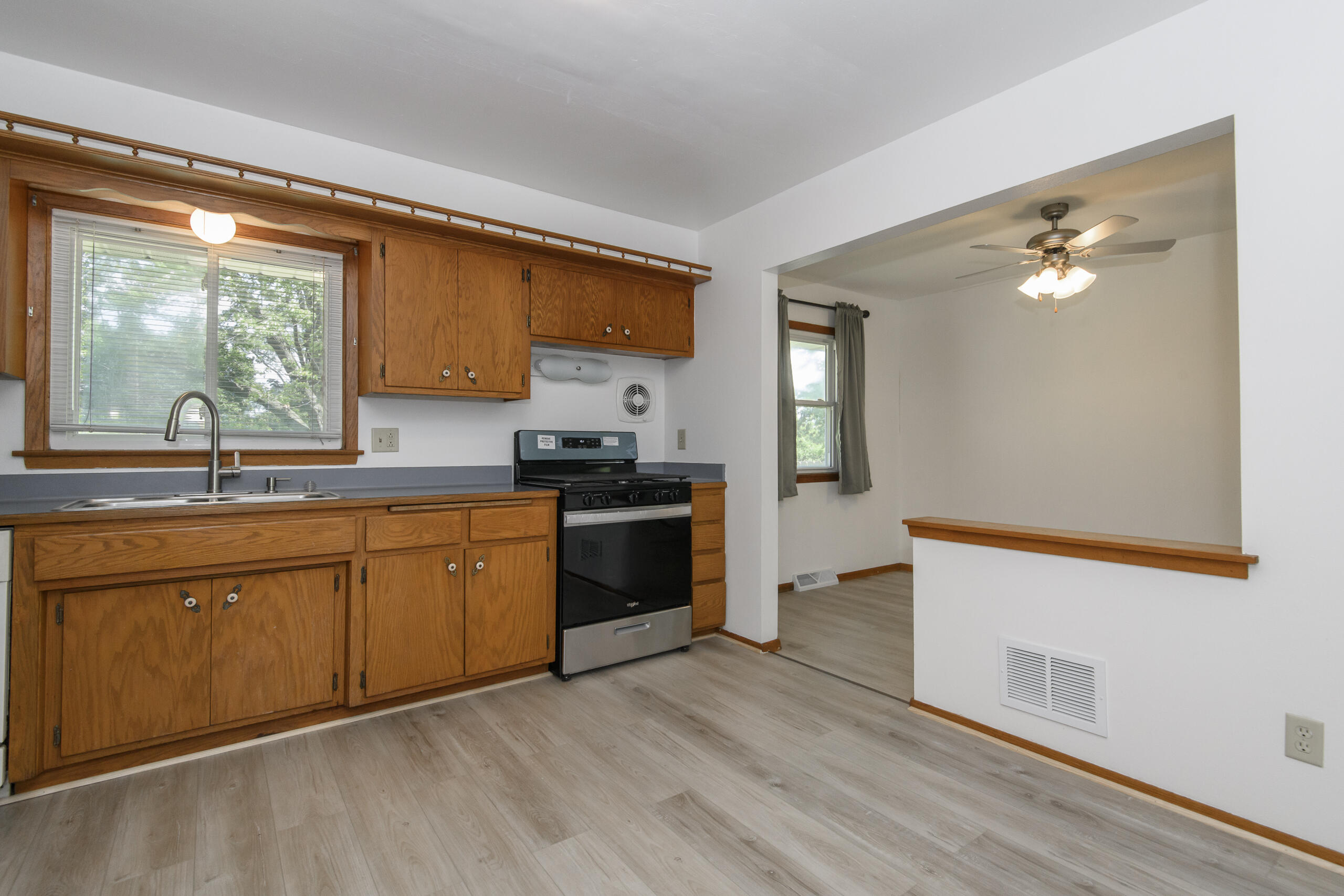 7016 North 86th Street Milwaukee, WI 53224 - Photo 8 of 40 Kitchen