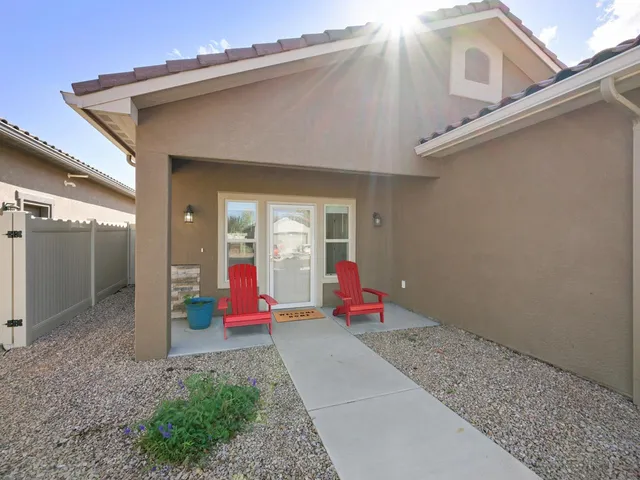 a view of a back yard