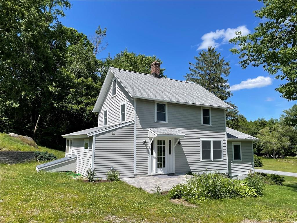 1930's remodeled Farmhouse in Bantam. Close to Bantam Lake and White Memorial trails. 2 hours to NYC