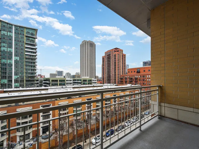 $725,000 | 657 West Fulton Street, Unit 708, Chicago, IL 60661