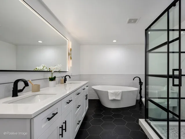 $725,000 | 657 West Fulton Street, Unit 708, Chicago, IL 60661