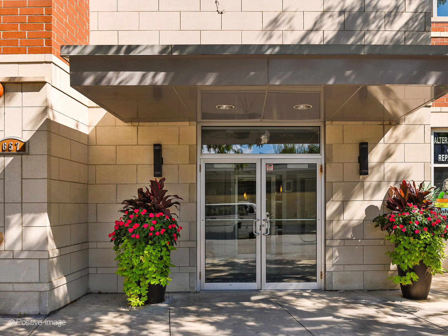 657 West Fulton Street, Unit 708 Chicago, IL 60661 - Photo 2 of 22 a front view of a house