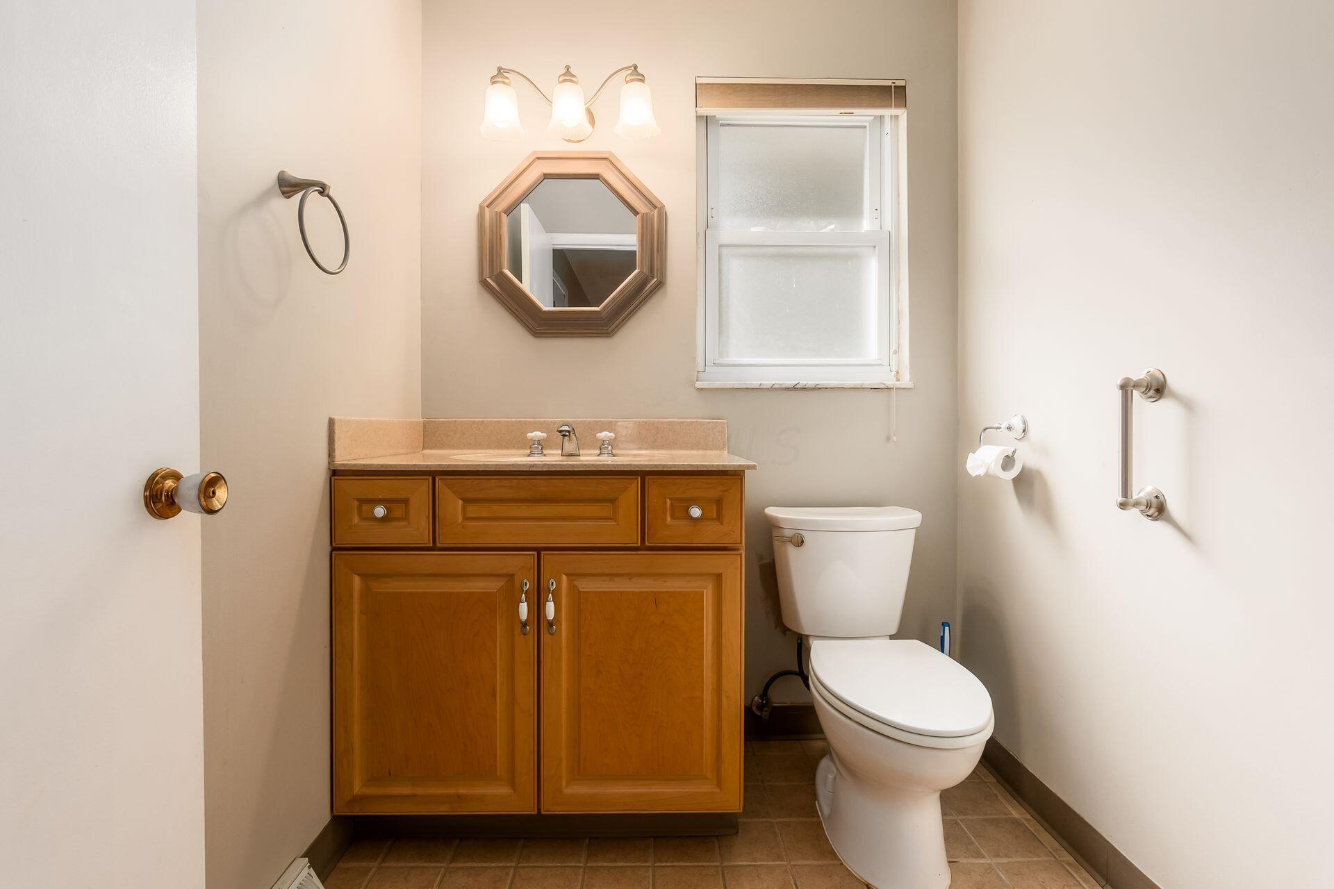 1620 Ardwick Road Columbus, OH 43220 - Photo 20 of 38 1/2 bath off family room