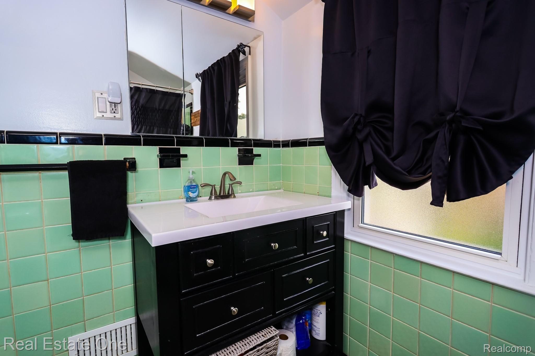 1698 Bournemouth Road Grosse Pointe, MI 48236 - Photo 28 of 42 grosse_point_50.jpg