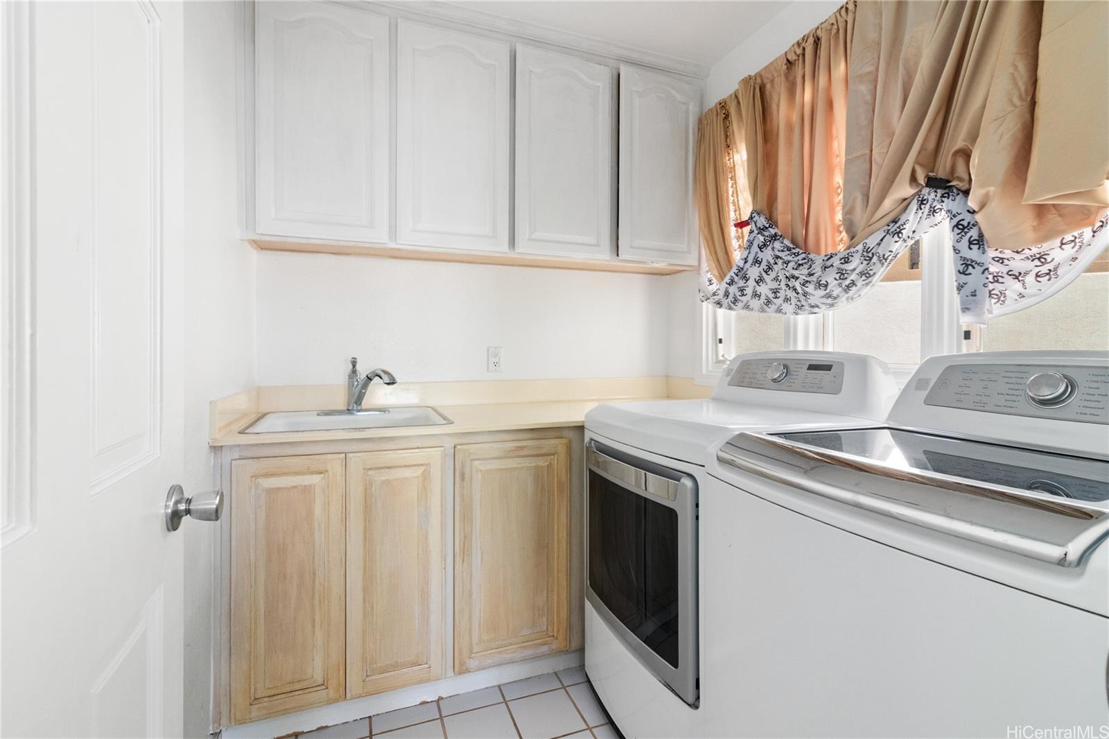 483 Maono Loop Honolulu, HI 96821 - Photo 20 of 25 a view with washer and dryer