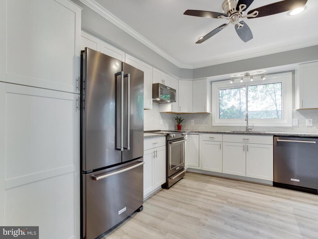 3710 8th Avenue Edgewater, MD 21037 - Photo 11 of 38 kitchen