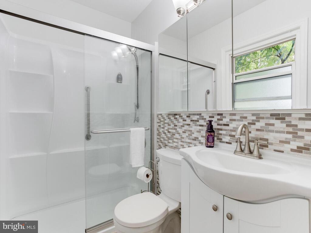 3710 8th Avenue Edgewater, MD 21037 - Photo 18 of 38 master bath