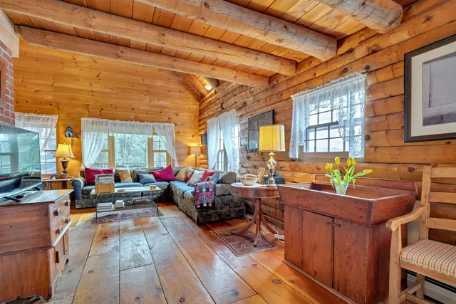 $795,000 | 211 Wood Road, Hartford, VT 05059