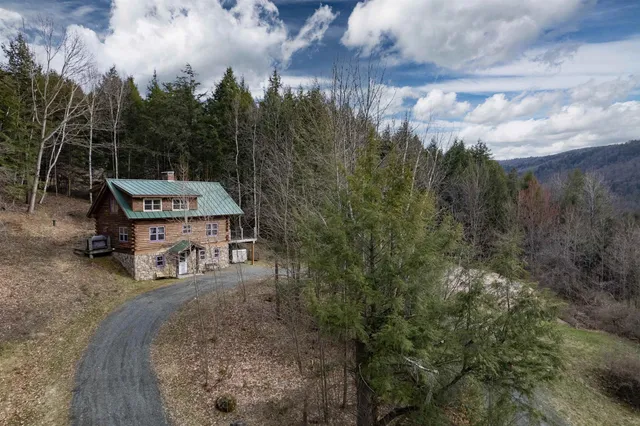 $795,000 | 211 Wood Road, Hartford, VT 05059