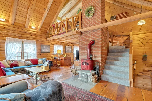 $795,000 | 211 Wood Road, Hartford, VT 05059