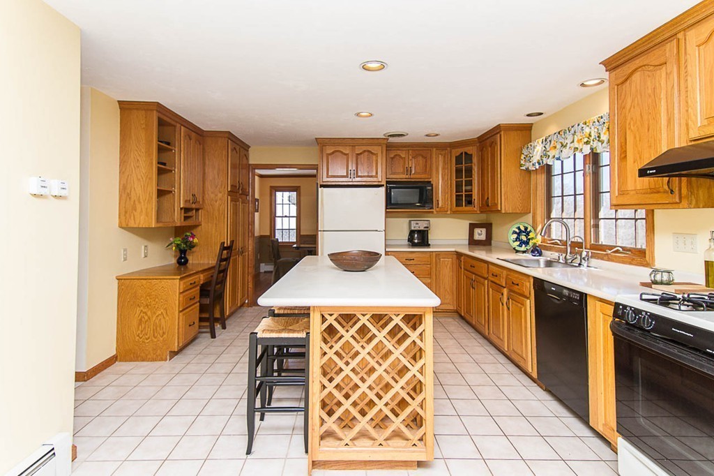 68 Ashcroft Road Sharon, MA 02067 - Photo 3 of 28 Gallery Image 3