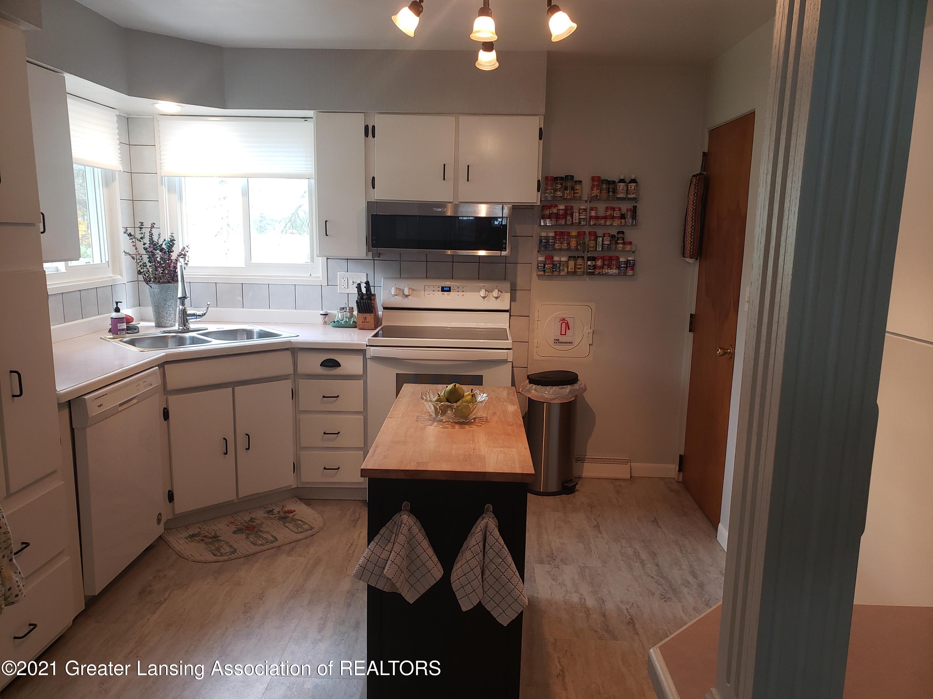 2205 North Canal Road Lansing, MI 48917 - Photo 11 of 31 Kitchen