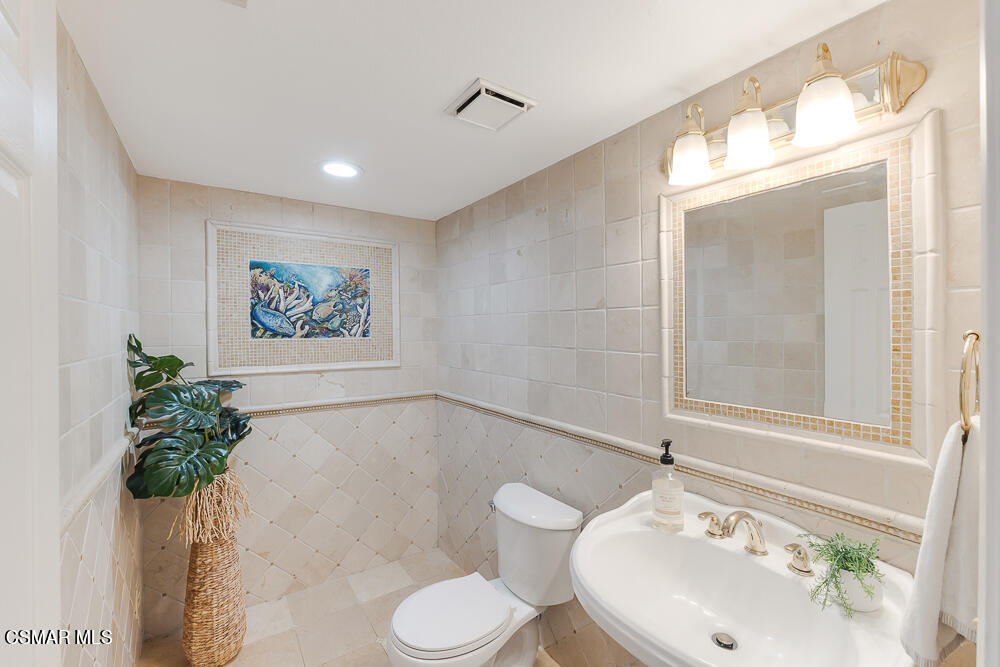 4035 Cliffrose Avenue Moorpark, CA 93021 - Photo 19 of 43 a bathroom with a toilet sink and mirror