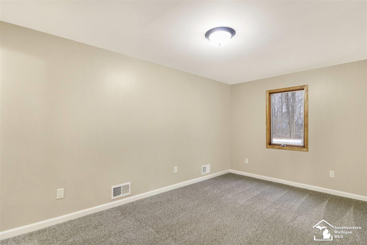 22699 Merriman Road New Boston, MI 48164 - Photo 19 of 40 31366825-18.JPG