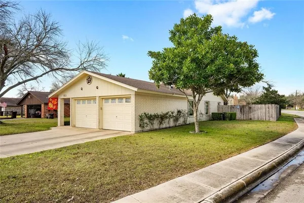 $2,200 | 813 Guadalupe Street, Lockhart, TX 78644
