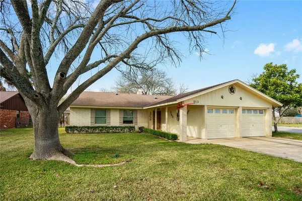 $2,200 | 813 Guadalupe Street, Lockhart, TX 78644