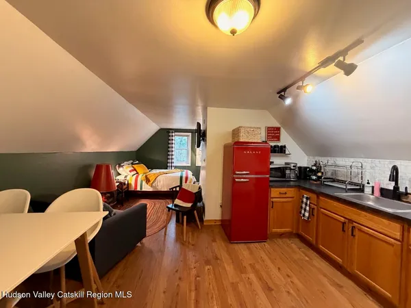 $1,350 | 190 Green Lake Road, Athens, NY 12451