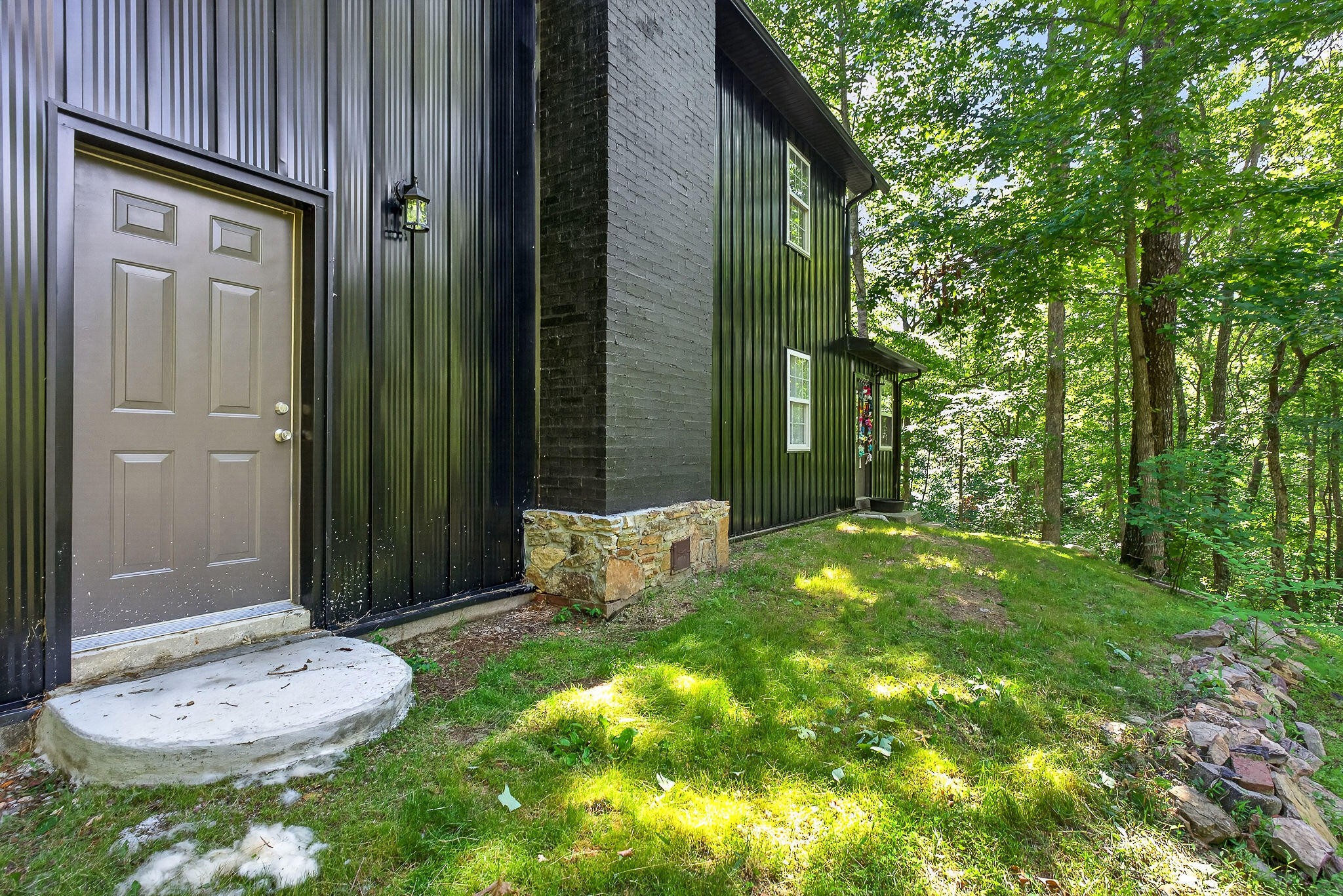 9388 Harrison Ferry Road McMinnville, TN 37110 - Photo 35 of 41 a backyard of a house with table and chairs