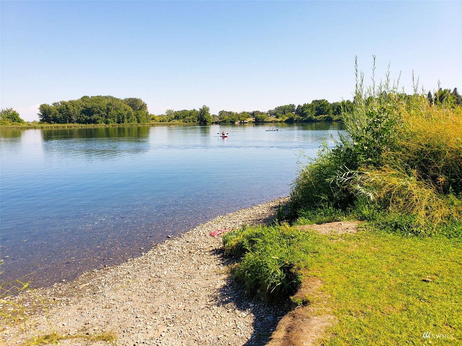 13704 South Haney Road Kennewick, WA 99337 - Photo 29 of 29 a view of a lake with houses in the back