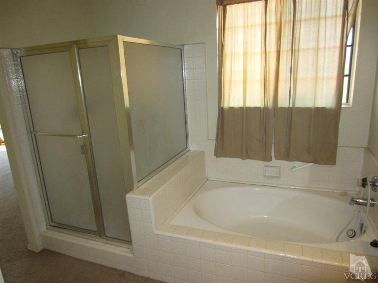858 Congressional Road Simi Valley, CA 93065 - Photo 22 of 30 a bathroom with a bathtub