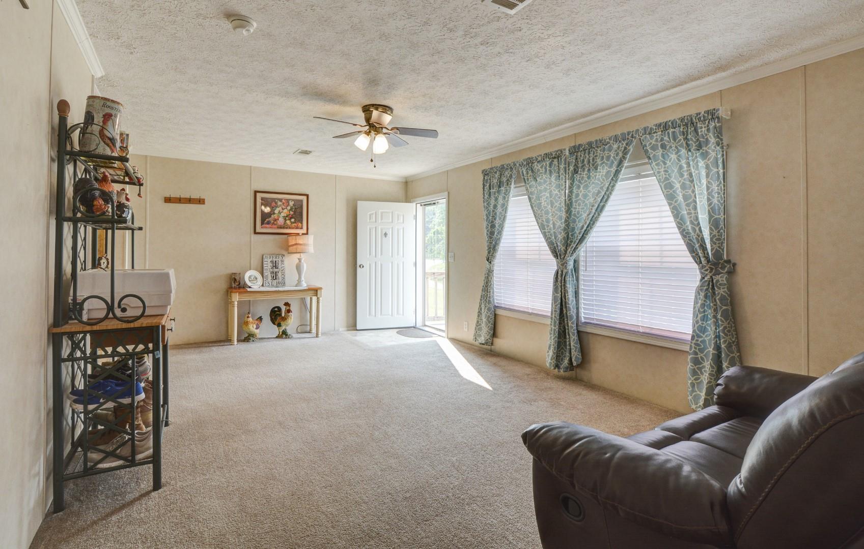423 Hargis Road Bumpus Mills, TN 37028 - Photo 4 of 24 Front Living room