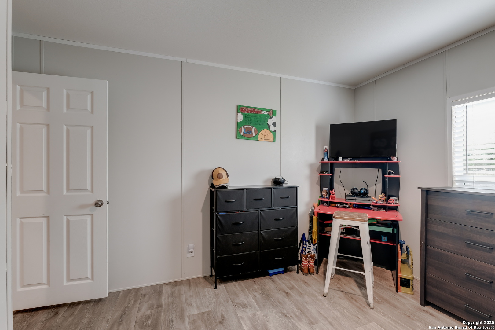 753 Pr Riley Lane Charlotte, TX 78011 - Photo 18 of 22 a room with furniture and flat screen tv