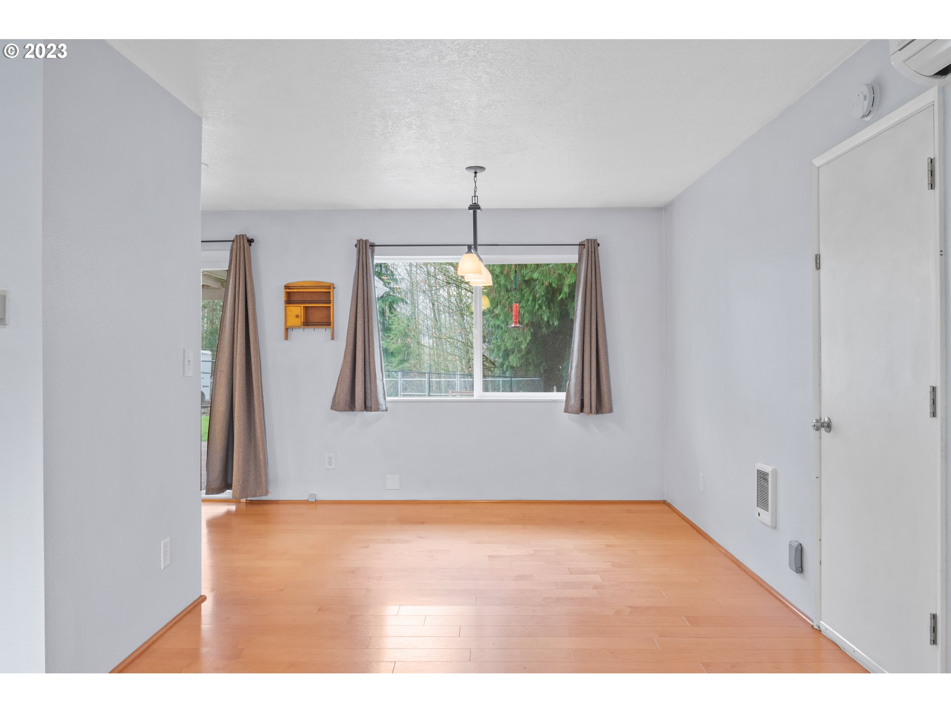 915 Fall Creek Road Longview, WA 98632 - Photo 6 of 31 a room that has a window in it