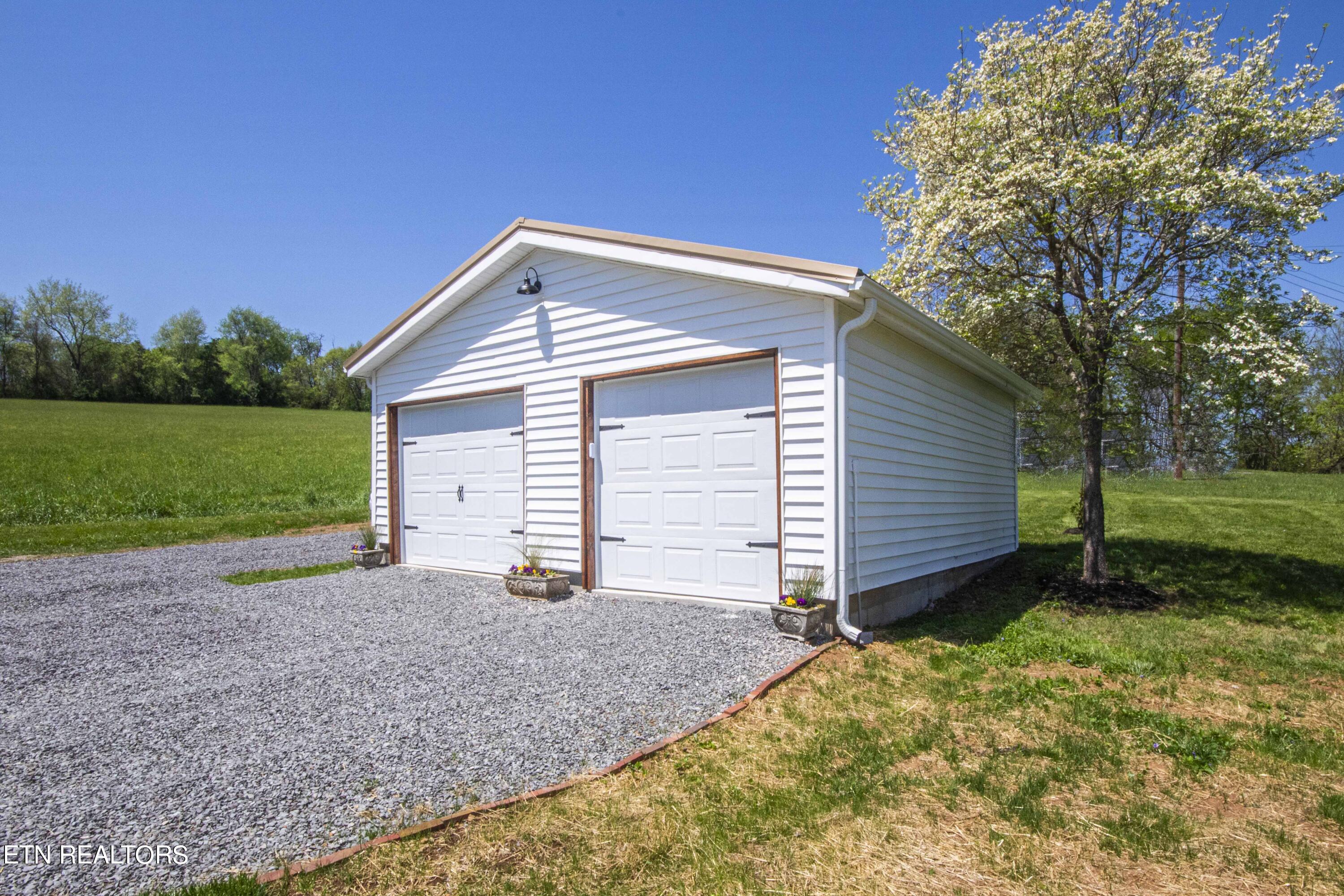 8009 Bishop Road Powell, TN 37849 - Photo 3 of 40 25802F5E-3C61-4DD0-BE3A-1D308D04CD9C