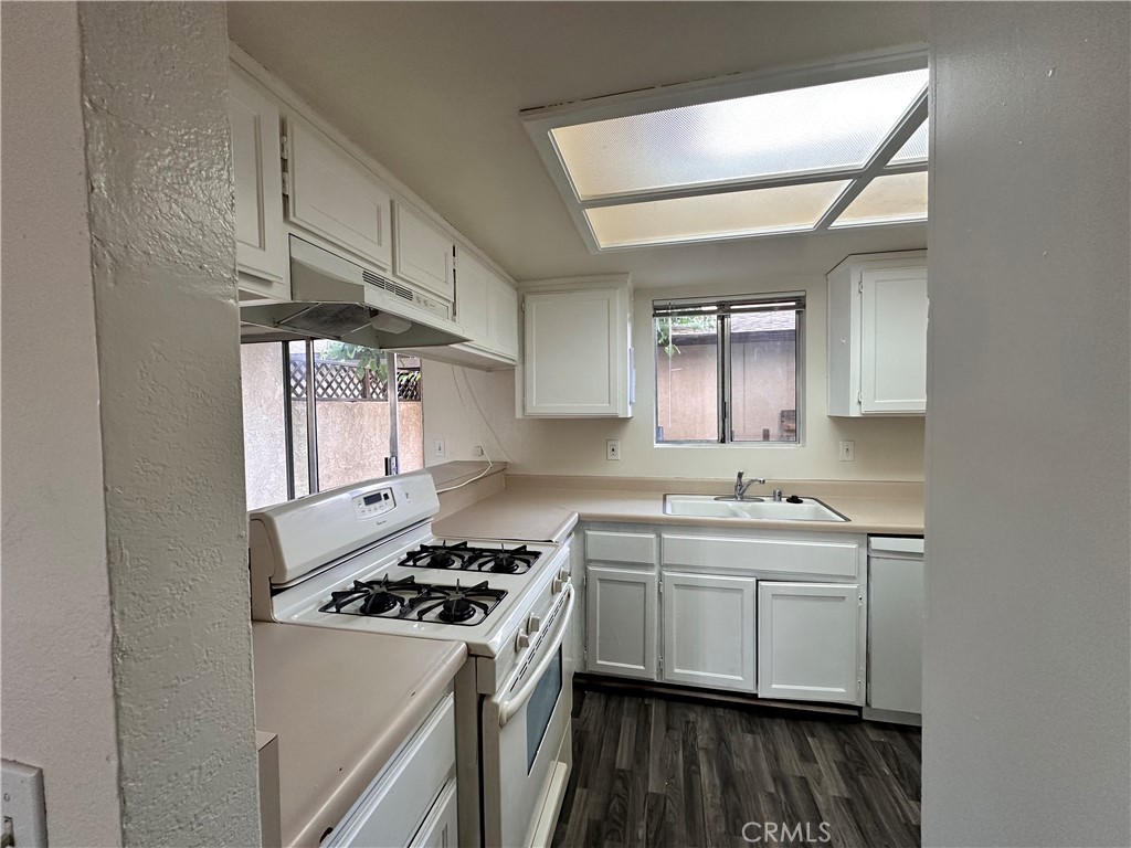 12745 Navajo Road Apple Valley, CA 92308 - Photo 11 of 24 Unit 6: Kitchen