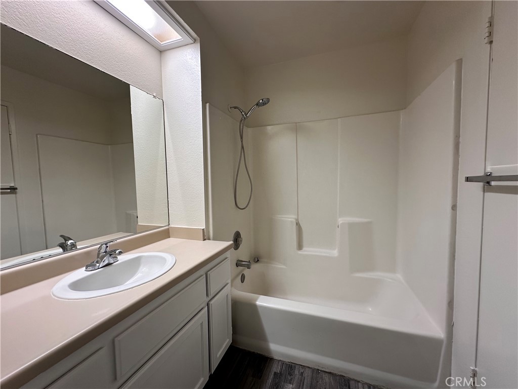 12745 Navajo Road Apple Valley, CA 92308 - Photo 22 of 24 Unit 6: Upstairs Bathroom